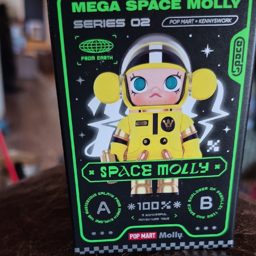 Pop Mart And Kennyswork Mega Space Molly Explorer Of PARALLEL TIME AND SPACE